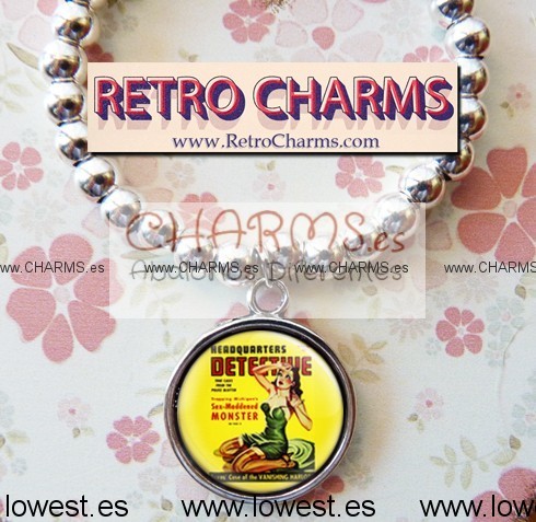 Pulseras de perlas combinadas con cadenas elegantes.
